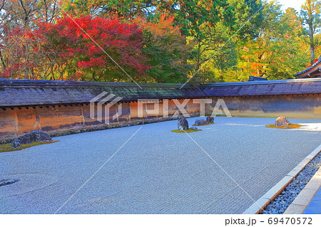 【京都府】龍安寺　紅葉の石庭 69470572