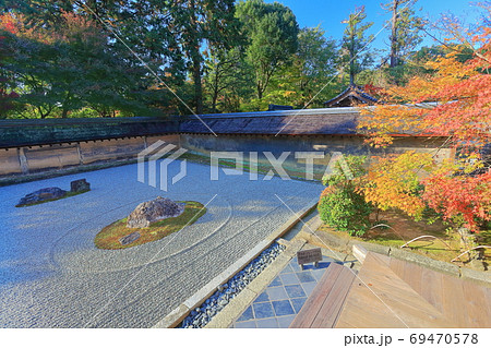 京都府 龍安寺 紅葉の石庭の写真素材 京都府 龍安寺 紅葉の石庭の写真素材