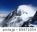雪煙を上げるエベレスト 69471054