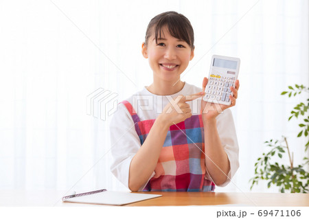 家計簿をつける女性 写真素材 写真素材 家計簿をつける女性 写真素材 写真素材 69471106