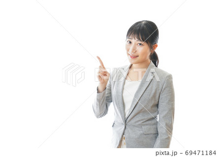 おすすめを指差す笑顔のビジネスウーマン おすすめを指差す笑顔のビジネスウーマン 69471184