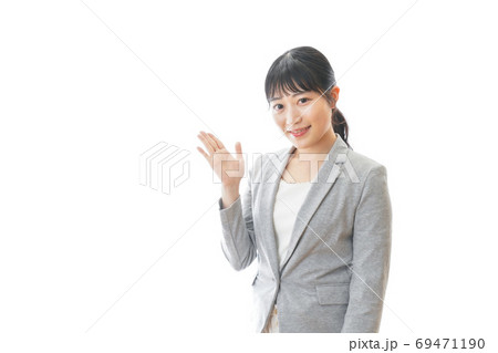 おすすめを指差す笑顔のビジネスウーマン おすすめを指差す笑顔のビジネスウーマン 69471190