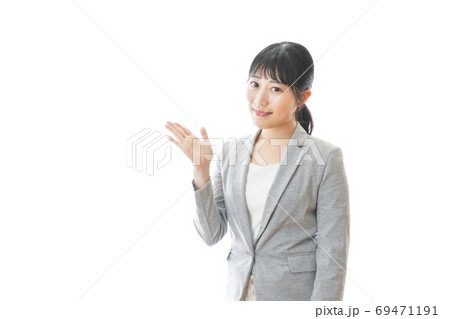 おすすめを指差す笑顔のビジネスウーマン おすすめを指差す笑顔のビジネスウーマン 69471191