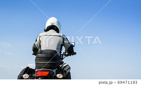 バイクライフ　青空バックのミドルクルーザーとライダーの後姿　千葉県 69471193