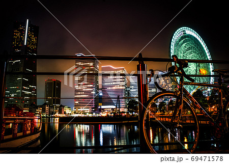 夜の横浜のサイクリング ロードバイク の写真素材