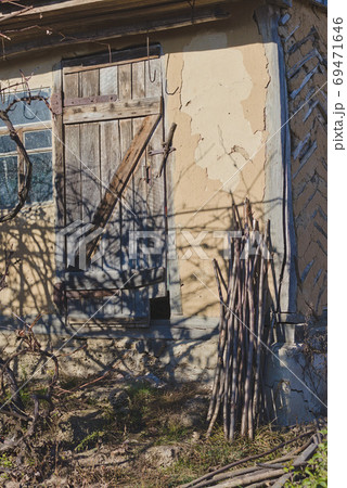 The door of an old clay house. The door of an old clay house. 69471646