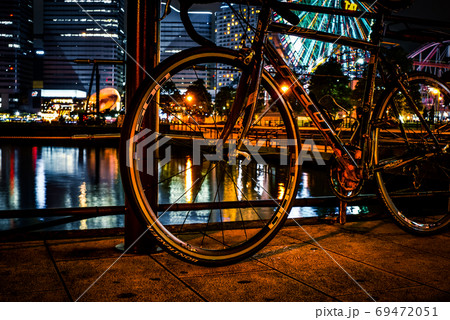 夜の横浜のサイクリング ロードバイク の写真素材