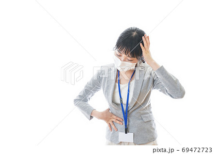腹痛に苦しむ若いビジネスパーソン 腹痛に苦しむ若いビジネスパーソン 69472723