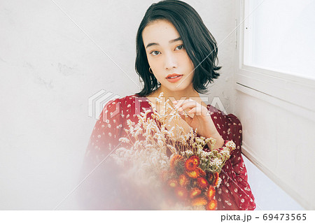 若い女性のヘアスタイルイメージ ショート ミディアム の写真素材