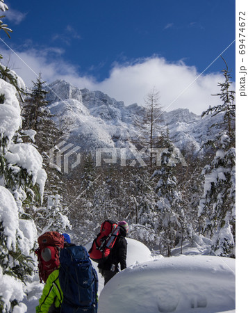 長野県の諏訪にある日本百名山（八ヶ岳）の冬季北沢ルート上から観える小同心と登山者と青空 69474672