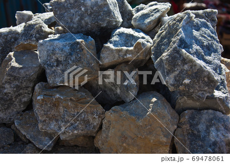 Large stones natural salt in the market 69478061