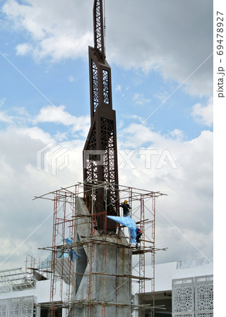 KUALA LUMPUR, MALAYSIA -MAY 05, 2016: Construction workers wearing a safety harness and adequate safety gear when climbing the scaffolding. This is to ensure their safety while working at a high level 69478927
