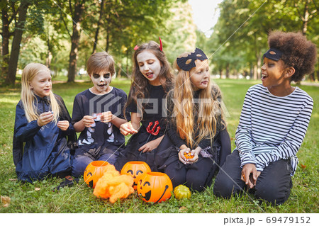 Kids Eating Candy on Halloween Kids Eating Candy on Halloween 69479152