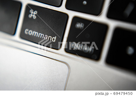 スタイリッシュなパソコンのキーボードのイメージ 69479450