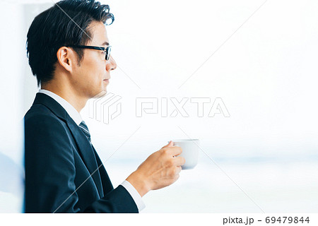 ビジネス　男性　スーツ 69479844