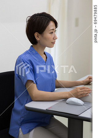 働く医療従事者 69479885