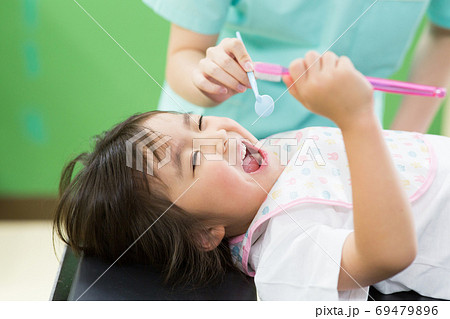 歯科検診を受ける子供 歯科検診を受ける子供 69479896