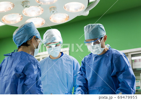 手術をする医療従事者 69479955