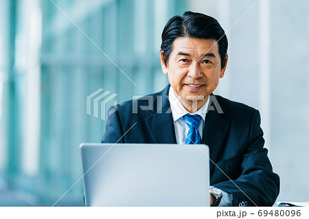 ビジネス シニア 男性 ビジネス シニア 男性 69480096