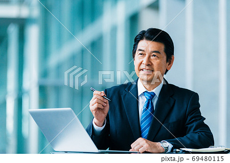 ビジネス　シニア　男性 69480115
