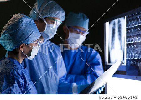 手術をする医療従事者 手術をする医療従事者 69480149
