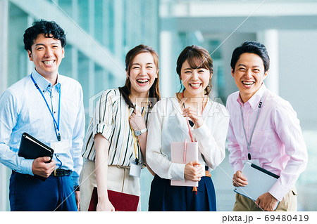ビジネス　カジュアル　男女 69480419