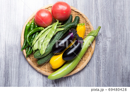 ざるに盛った色々な種類の夏野菜 69480428