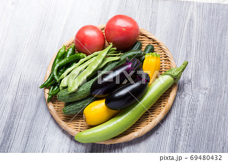 ざるに盛った色々な種類の夏野菜 ざるに盛った色々な種類の夏野菜 69480432