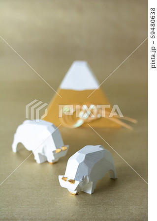 年賀2021・幸運の白牛と運気上昇の金富士 69480638