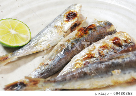 家庭的で素朴な自宅調理の「イワシの塩焼き」水彩画風 69480868