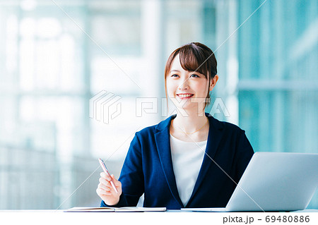ビジネス　女性　デスクワーク 69480886