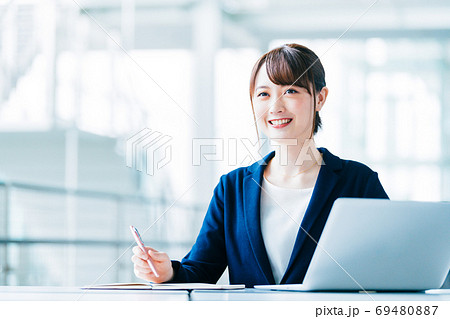 ビジネス　女性　デスクワーク 69480887