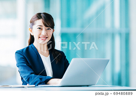 ビジネス　女性　デスクワーク 69480889