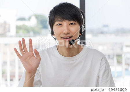 リモートワーク (ウェブカメラからの目線) リモートワーク (ウェブカメラからの目線) 69481800