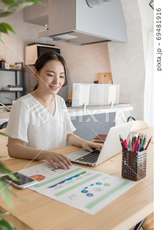 在宅ワーク　リモートワーク　新しい生活様式 69481916