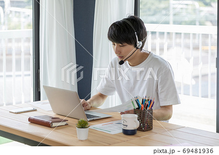 在宅ワーク　リモートワーク　新しい生活様式 69481936