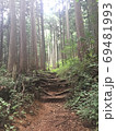とある日本の山道の風景 69481993