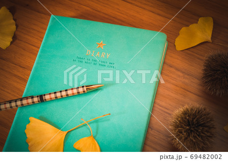 イチョウと手帳 日記 秋イメージ イチョウと手帳 日記 秋イメージ 69482002