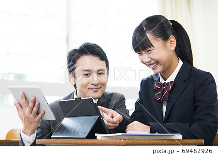 授業　女子中学生　女子高生　先生　タブレット 69482926