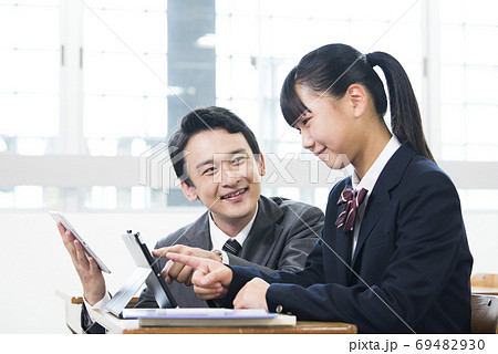 授業　女子中学生　女子高生　先生　タブレット 69482930