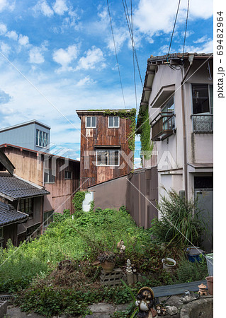 青空と蔦の絡まる廃屋　山陰の無人の家 69482964