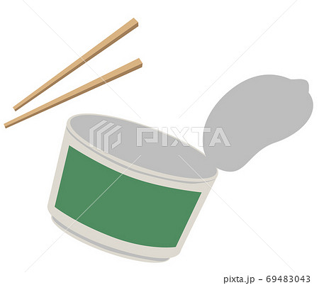 空っぽのカップ麺容器と割りばし 69483043