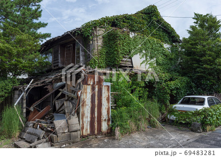 青空と蔦の絡まる廃屋　山陰の無人の家と廃車 69483281