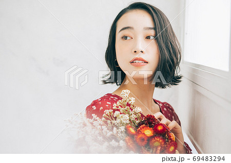 若い女性のヘアスタイルイメージ（ショート、ミディアム） 69483294