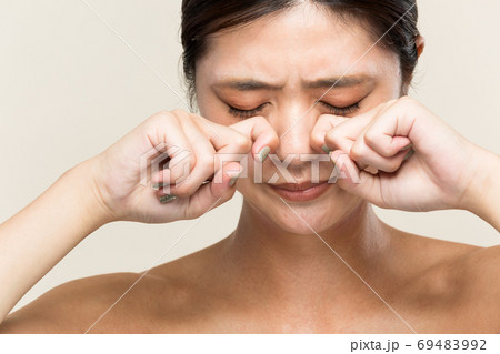 目をこする女性 目をこする女性 69483992