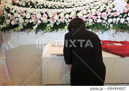 故人と対面する親族の写真素材