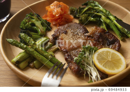 豚肉と野菜のソテー 69484933