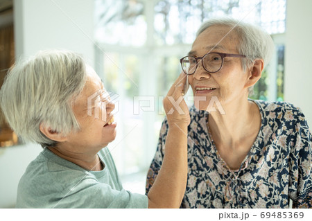 Smiling asian female elderly person wipe sweat on the skin face of the senior sister and talk happily,old people visited her aged woman at home with nostalgia and concern,family relationship,life Smiling asian female elderly person wipe sweat on the skin face of the senior sister and talk happily,old people visited her aged woman at home with nostalgia and concern,family relationship,life 69485369