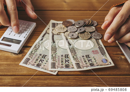 お金の計算をする人 69485808
