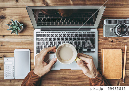 パソコンの作業をする男性の手 69485815